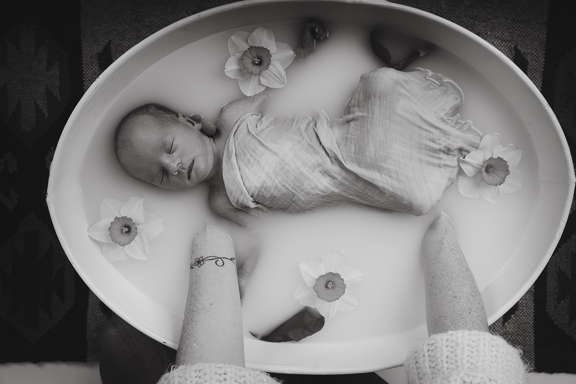 Séance photo bain de lait nouveau-né I Alexis Bannier, photographe
