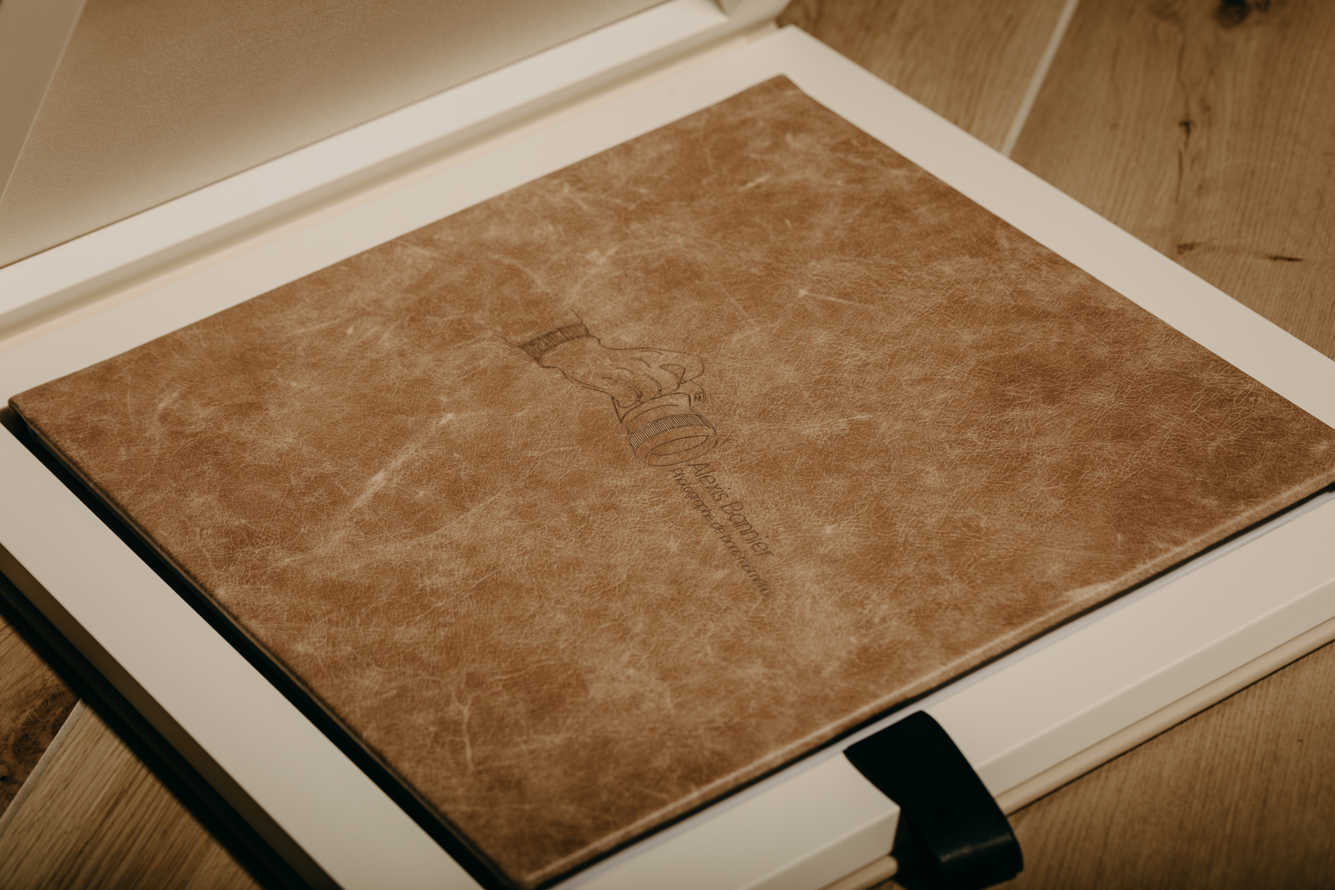 Album photo de mariage brun personnalisé présenté dans son coffret de protection