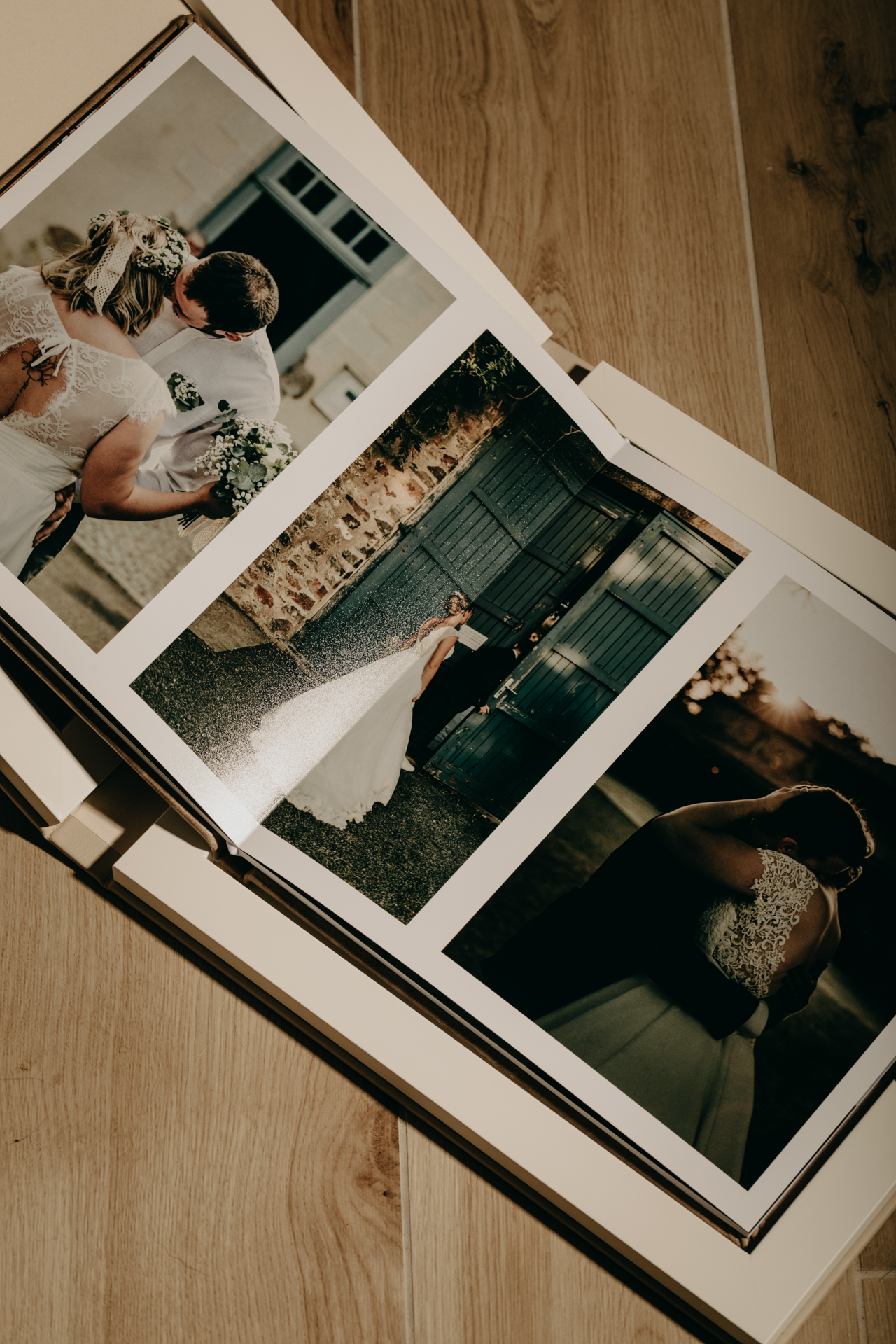 Album photo de mariage ouvert avec plusieurs photographies de mariés