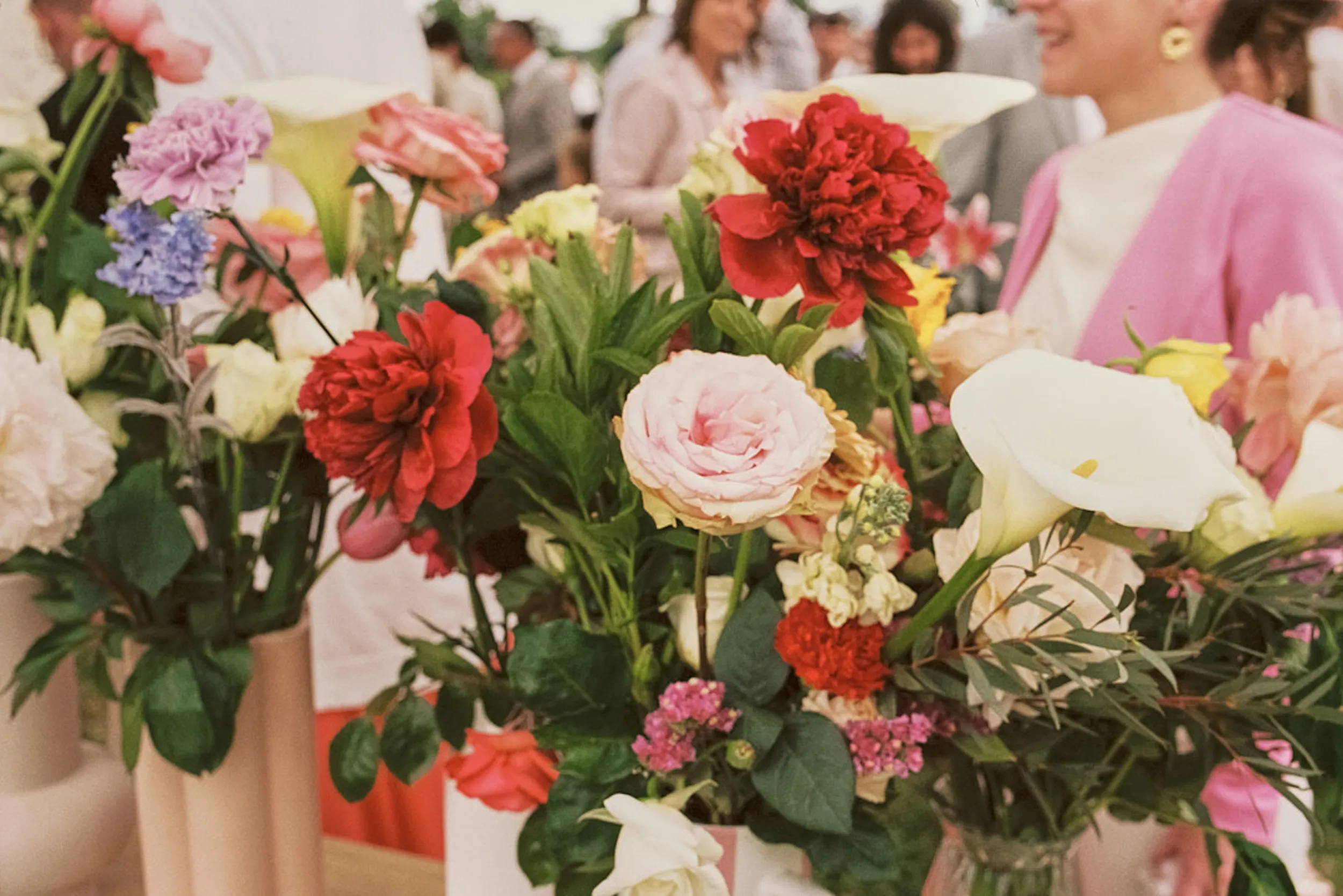 Bouquet de fleurs photographié avec des personnes floues en arrière-plan