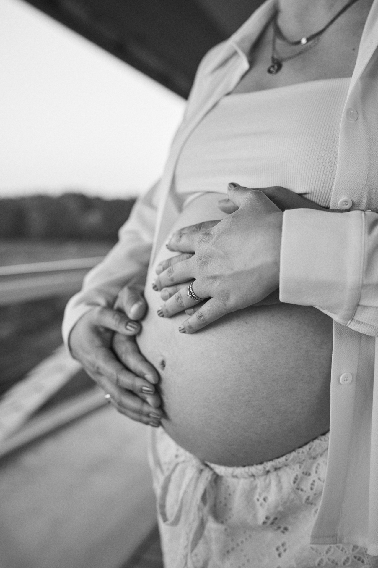 Future maman photographiée pendant une séance photo grossesse