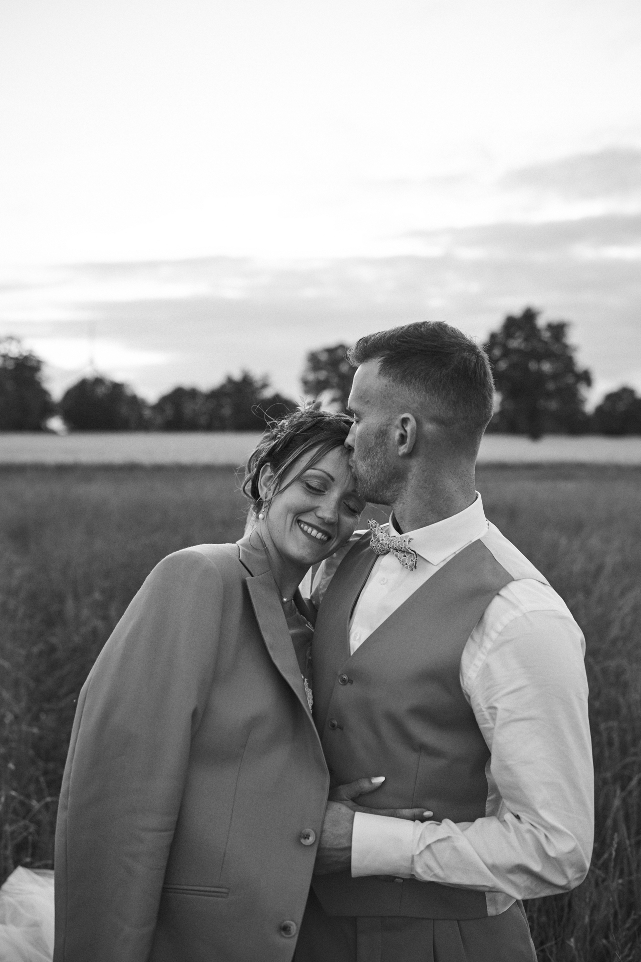 Mariés photographiés dans leur domaine de réception en Mayenne