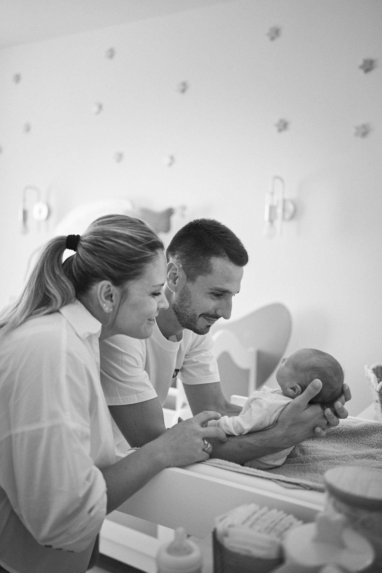 Parents regardant leur nouveau-né pendant une séance photo à domicile