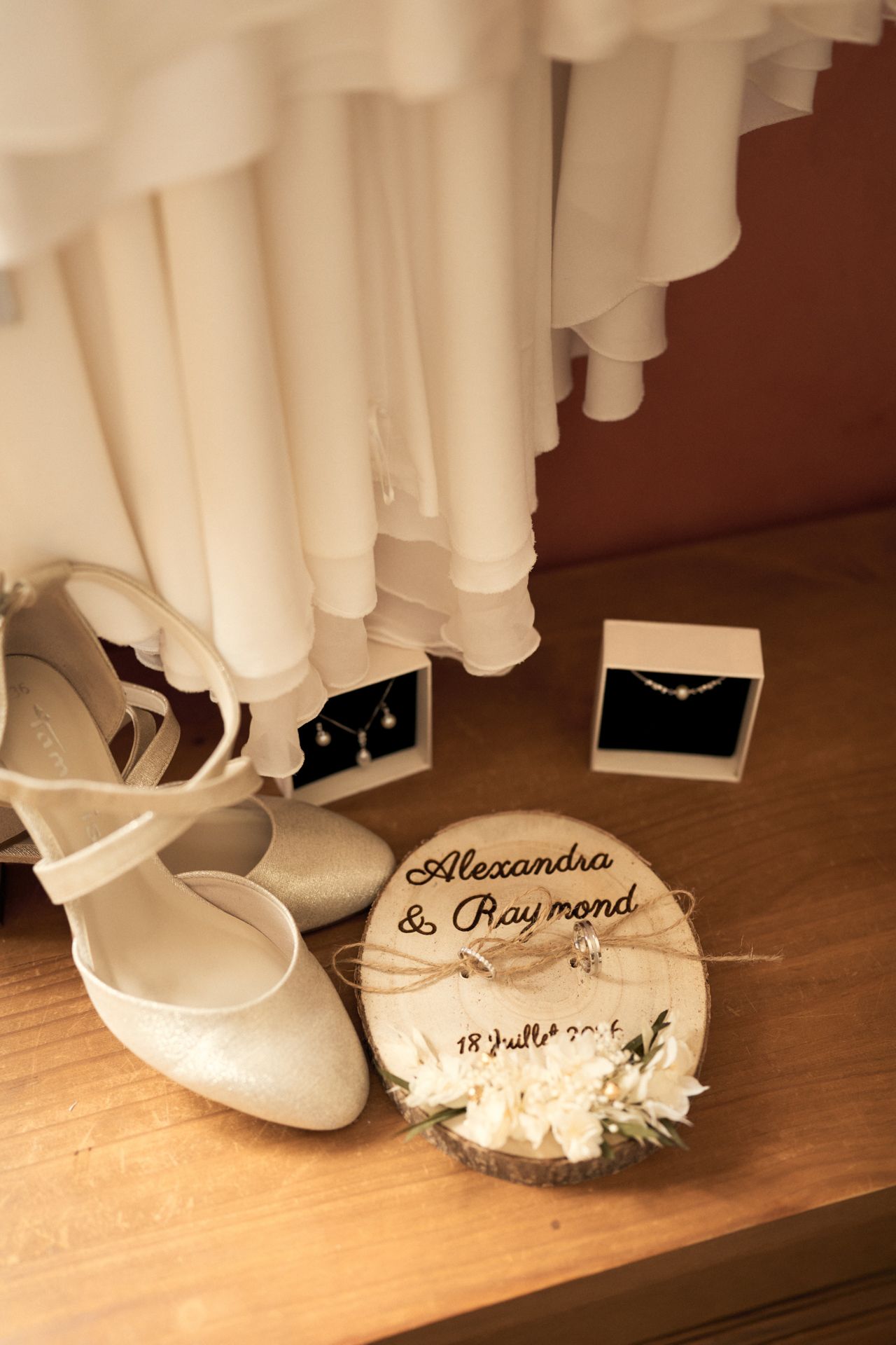 Chaussures, bijoux et alliances préparés avant un mariage au Domaine des Assis