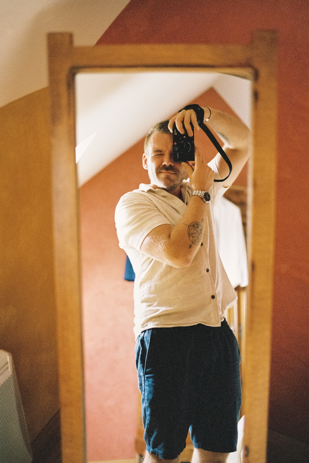 Alexis Bannier photographe avec son appareil lors d’un reportage