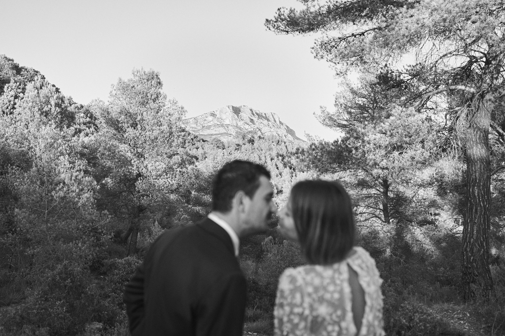 Couple de mariés photographié en noir et blanc devant un paysage en Provence