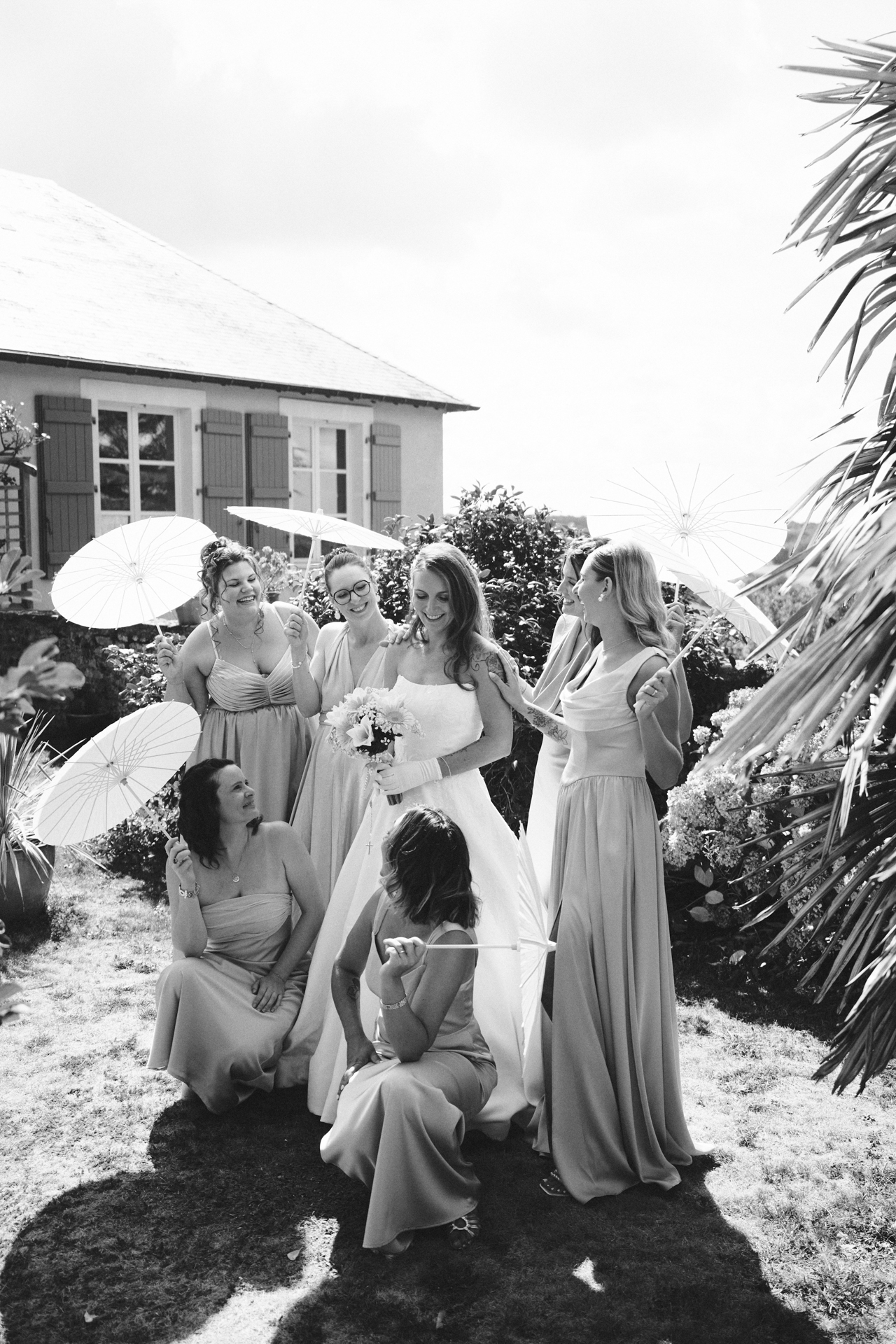 Mariée entourée de ses proches pendant son mariage photographié à l'argentique en noir et blanc