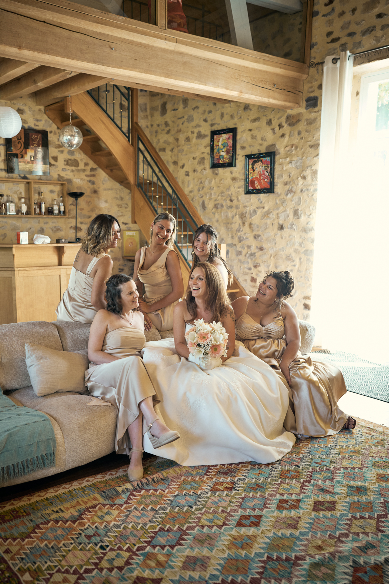 Mariée entourée de ses proches pendant un reportage mariage naturel