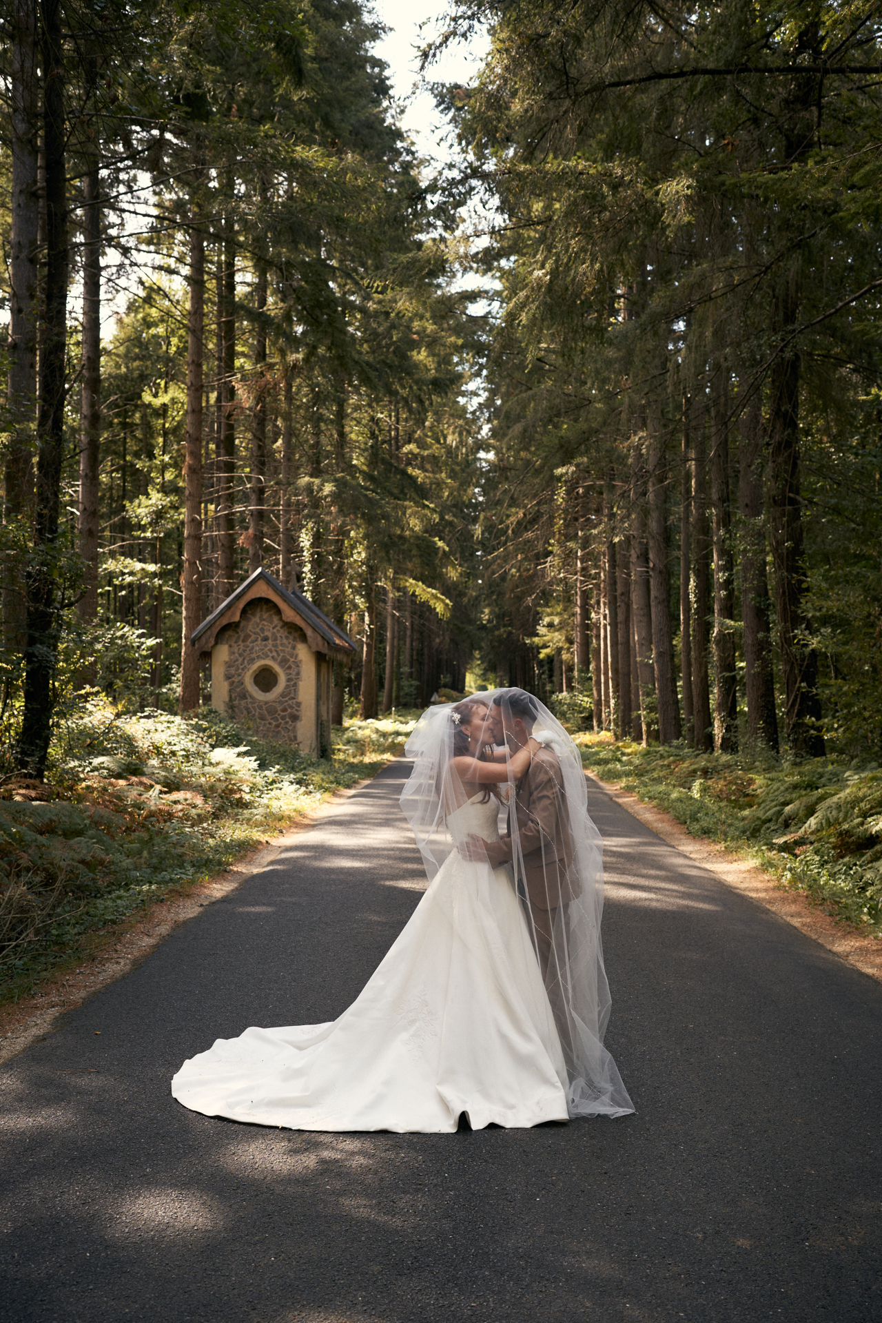 Couple de mariés photographié lors d’un mariage en Mayenne