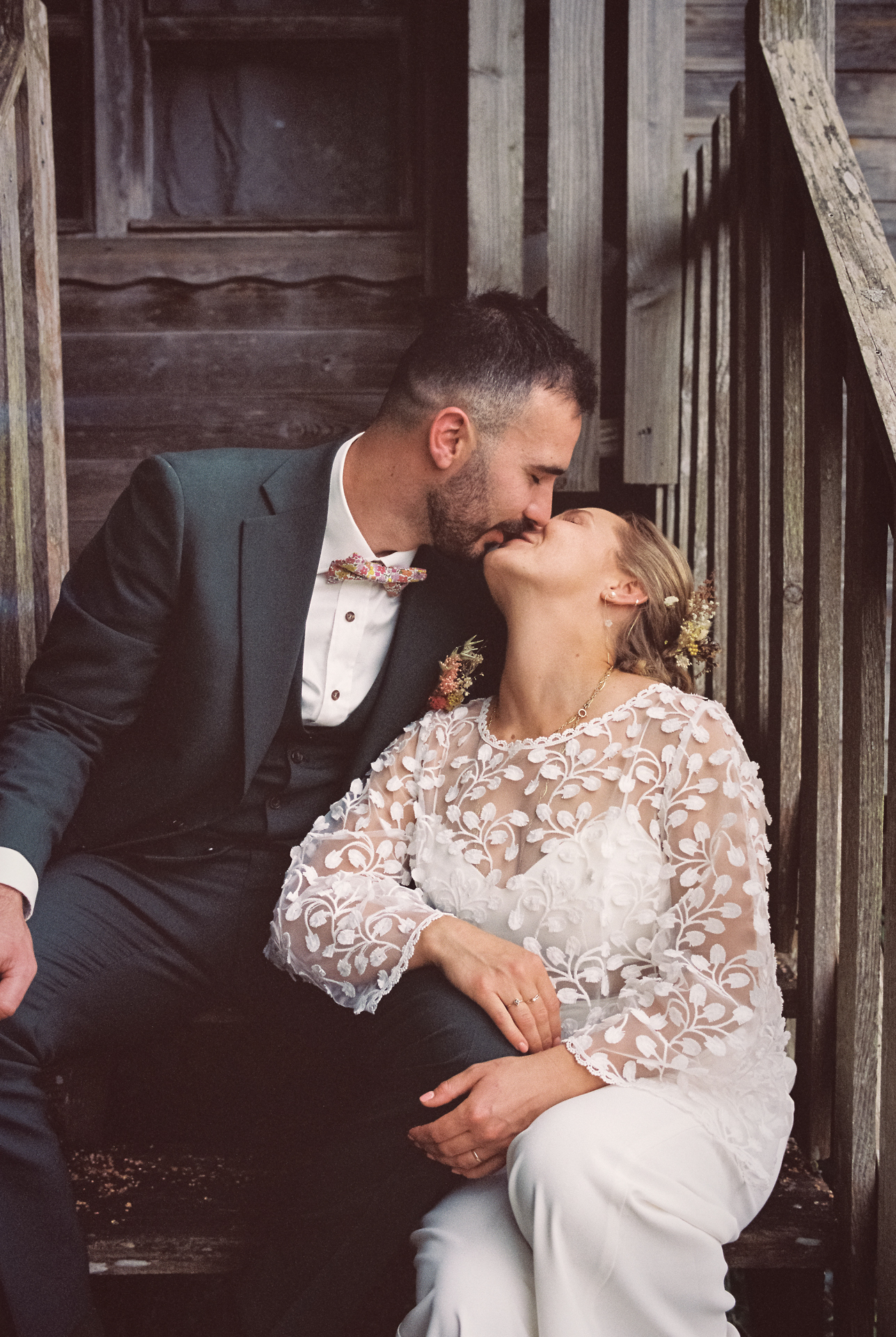 Couple de mariés s’embrassant lors d’un portrait réalisé par un photographe de mariage argentique
