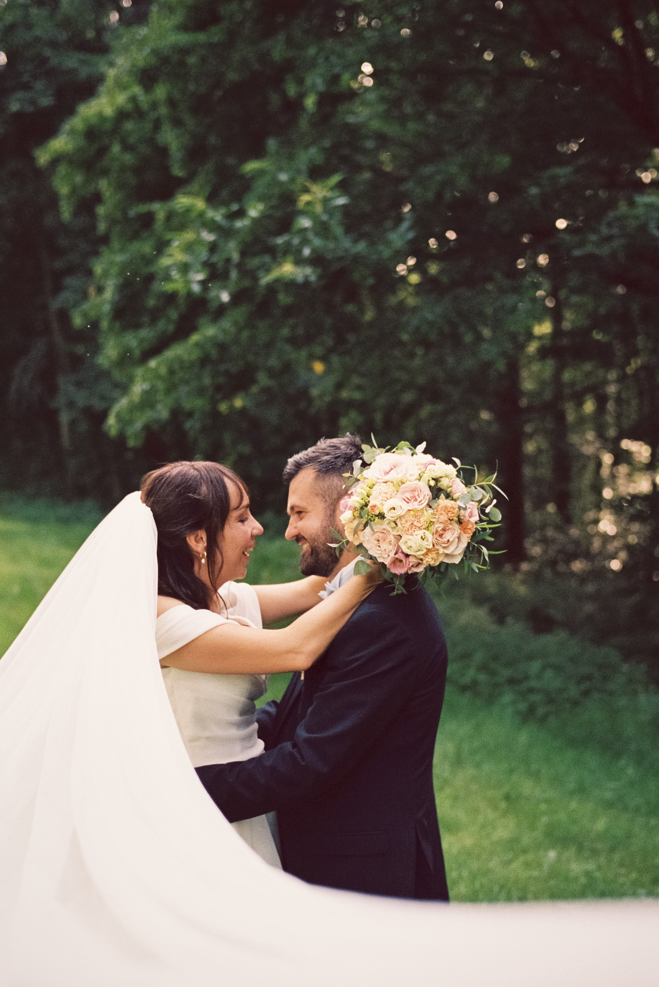 Couple de mariés photographié naturellement en extérieur