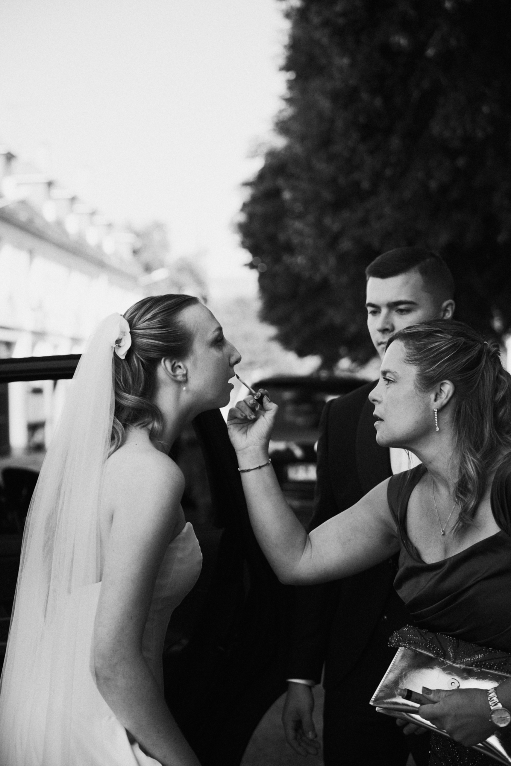Mariée pendant ses préparatifs avant la cérémonie de mariage