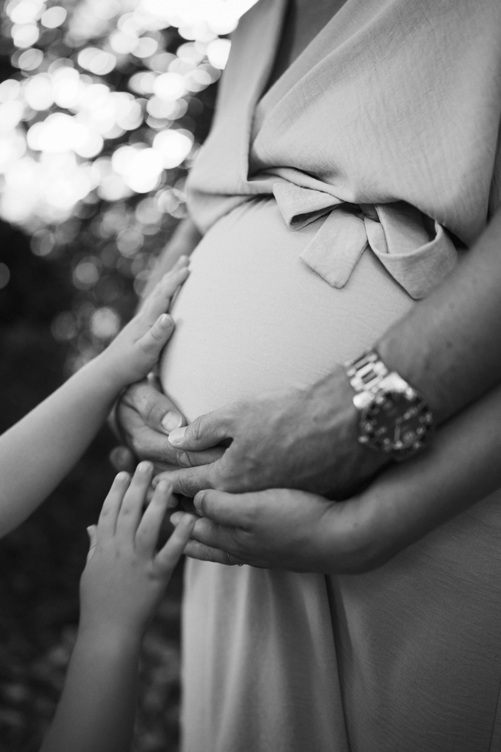 Future maman photographiée lors d’une séance grossesse en extérieur